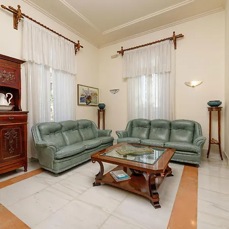 Ξενοδοχείο με διαμερίσματα Creta Elena 2*